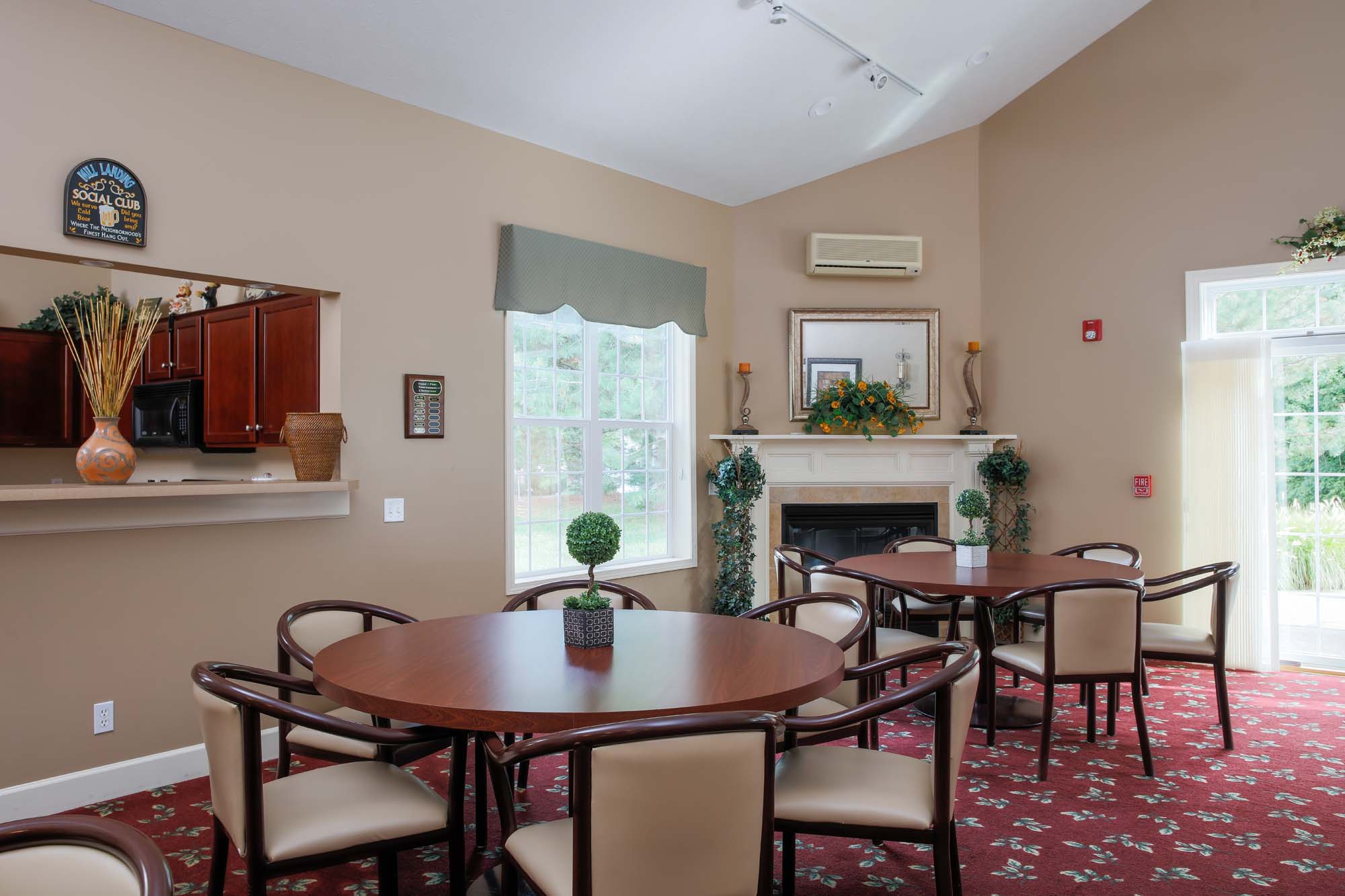 Clubhouse Dining at The Townhomes at Mill Landing 